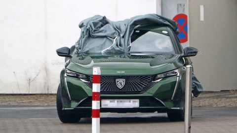 Green 2021 Peugeot 308 spy shot