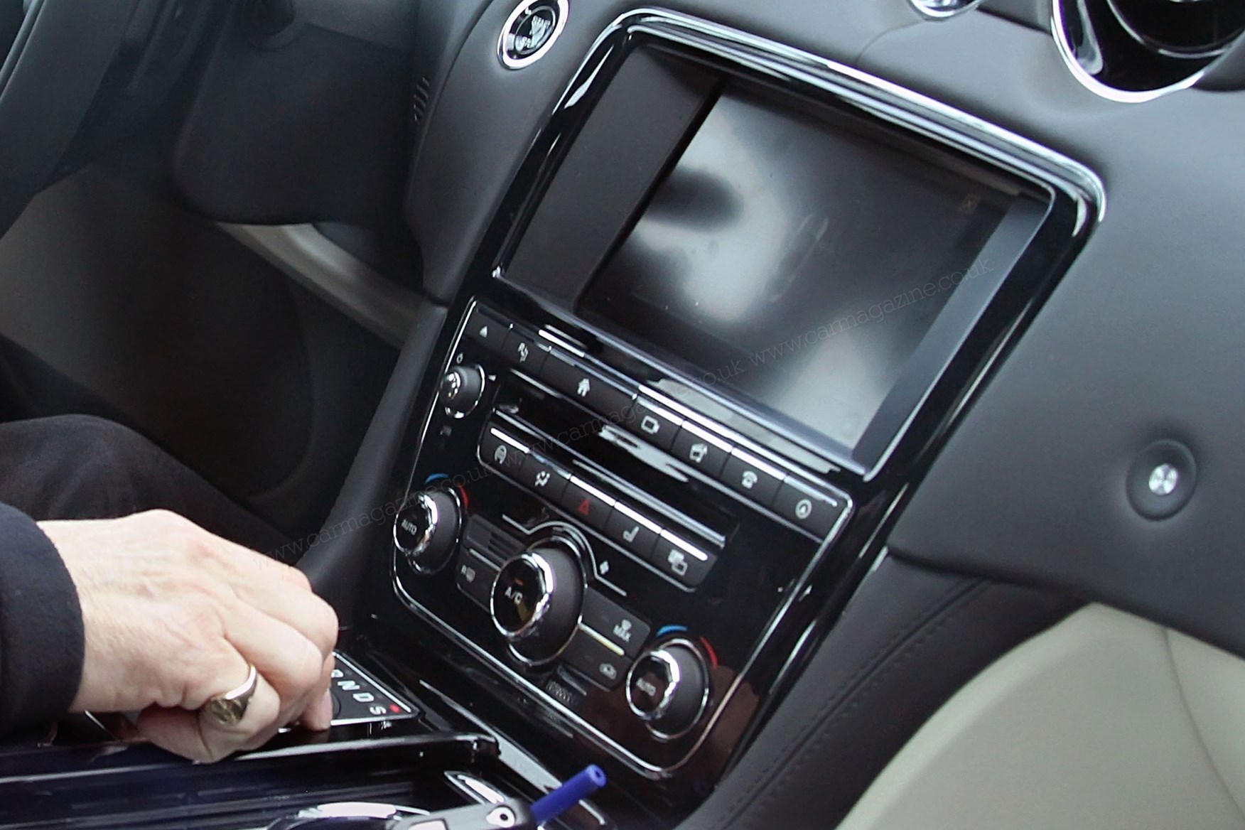 Inside The 2016 Jaguar Xj Incontrol And More Tech Car