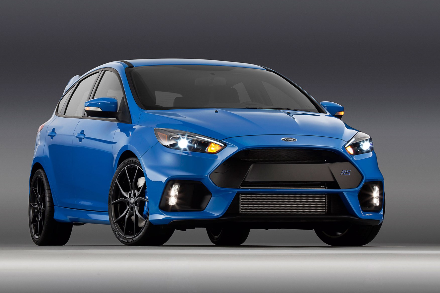 Blue 2 Ford Focus Rs Brightens Up Its Paint For Production Car The New 2016 Ford Focus Rs In Nitrous Blue