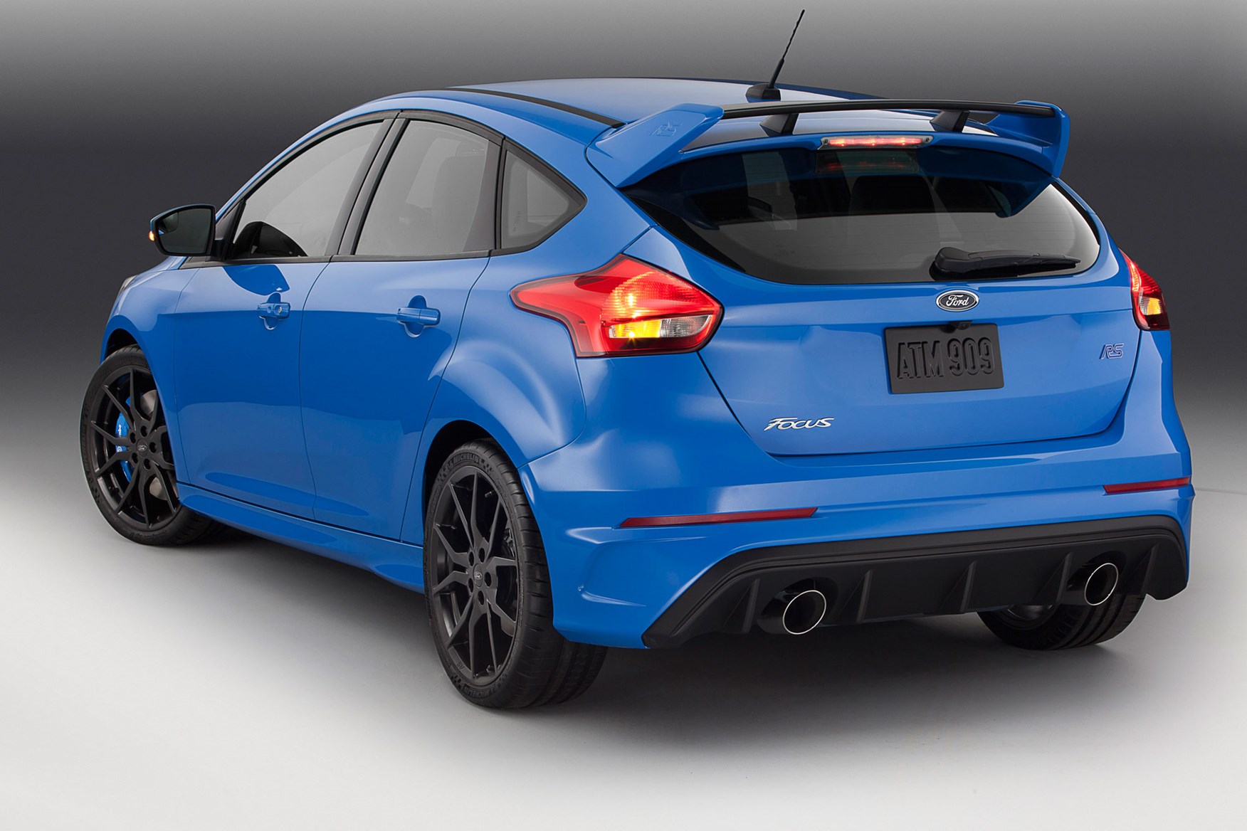 Blue 2 Ford Focus Rs Brightens Up Its Paint For Production Car The New 2016 Ford Focus Rs In Nitrous Blue