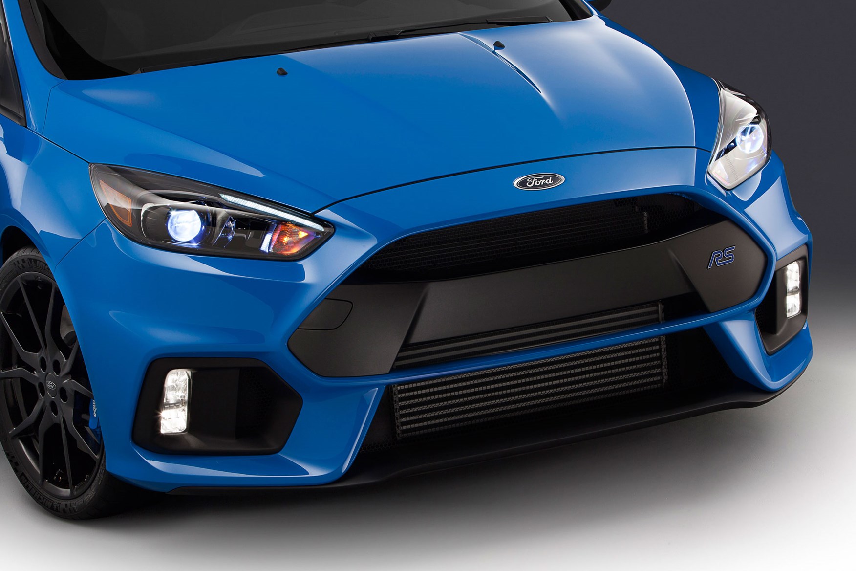 Blue 2 Ford Focus Rs Brightens Up Its Paint For Production Car The New 2016 Ford Focus Rs In Nitrous Blue