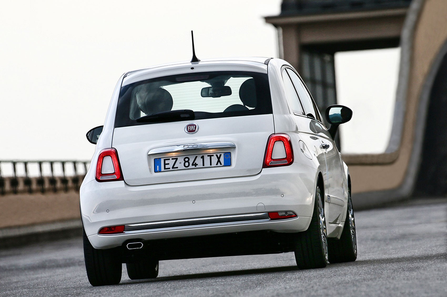 Fiat 500 2016 Facelift Revealed First Official Pics Of S New Lounge Oval Auxiliary Lights Ape The Zeros In 500 Logo