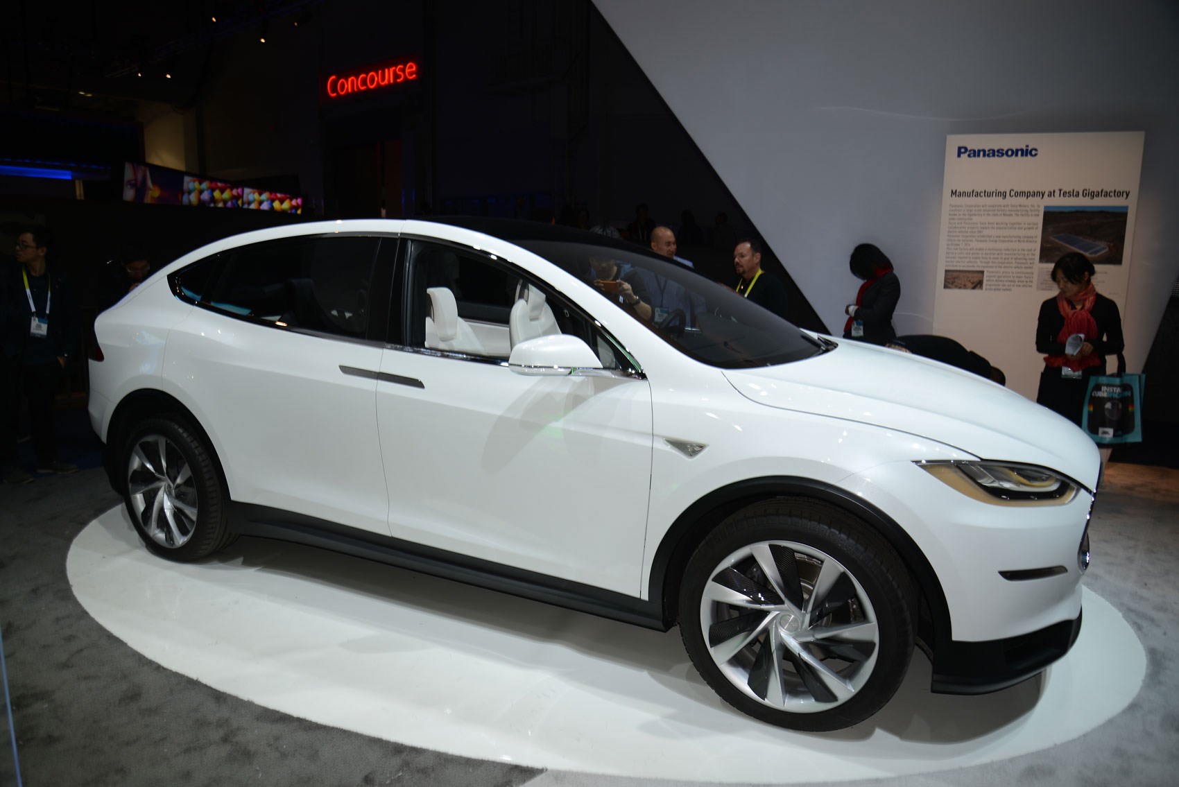 Tesla Model X Crossover The Gullwing Electric Suv Is Here