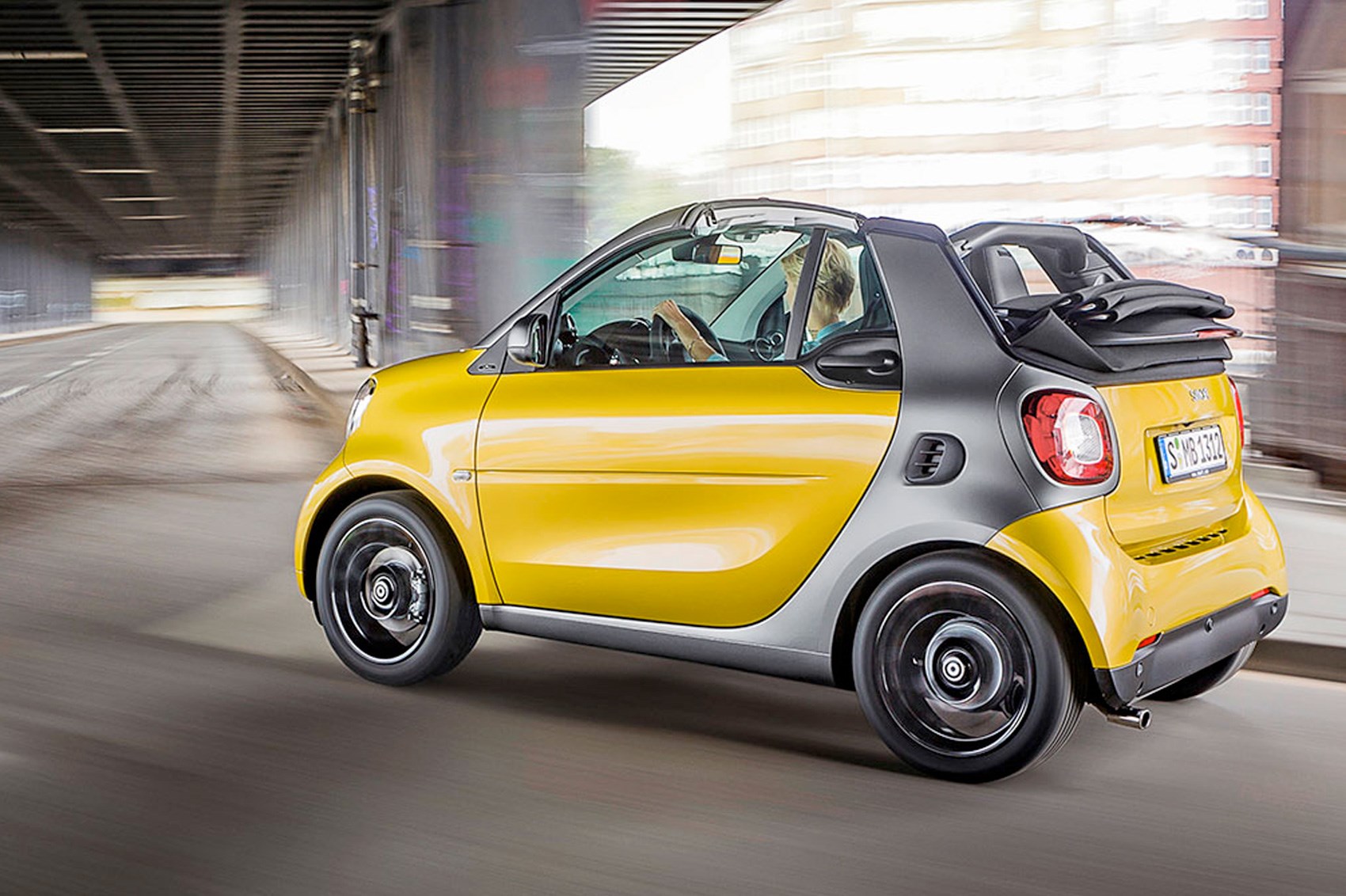 Poll Should 14 Year Olds Be Able To Drive Twizys In The Uk Car Roof Takes Just 12 Seconds To Open And Can Be Operated At Any Sd