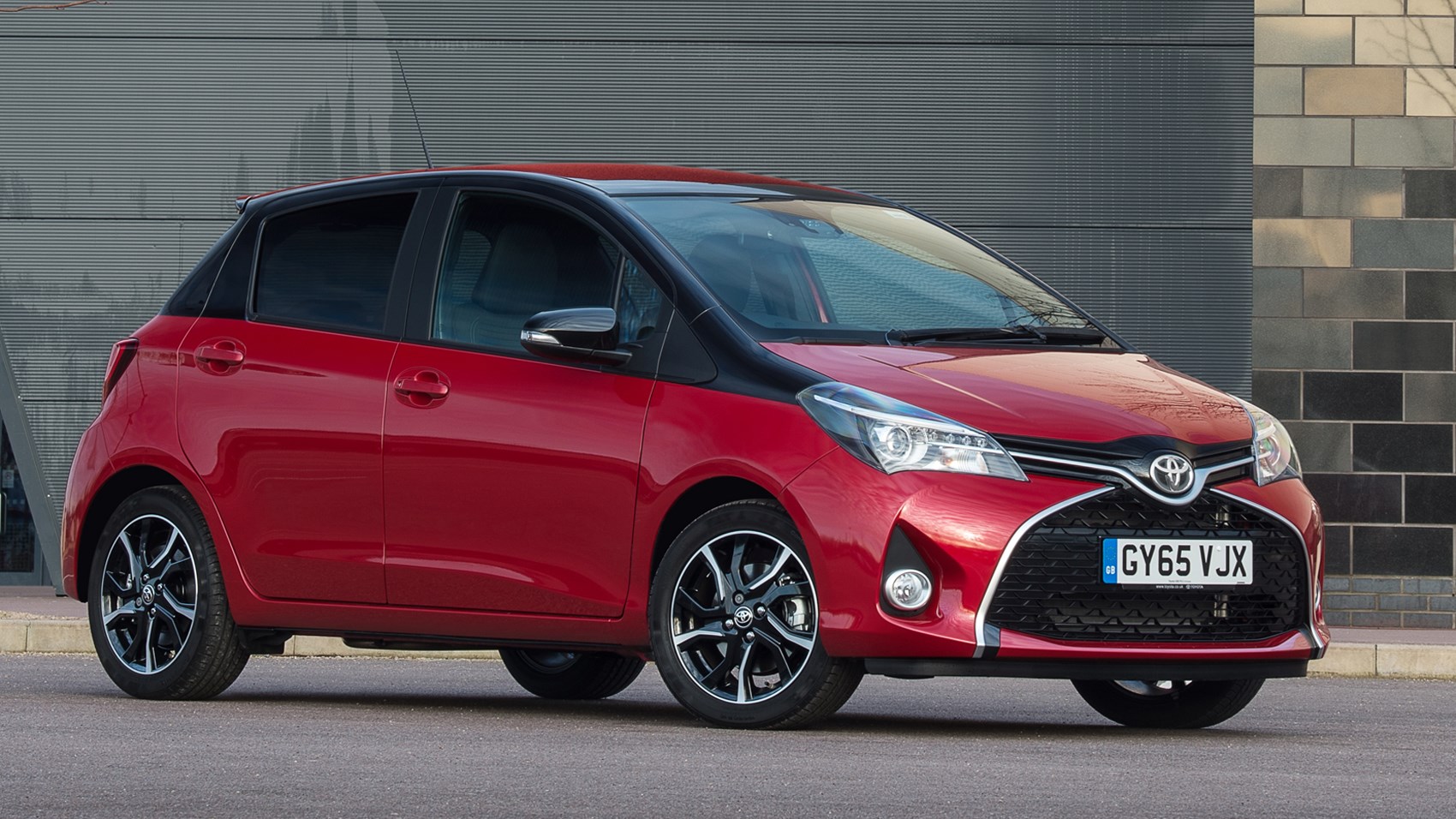 Toyota Yaris 1.33 Design (2016) review by CAR Magazine