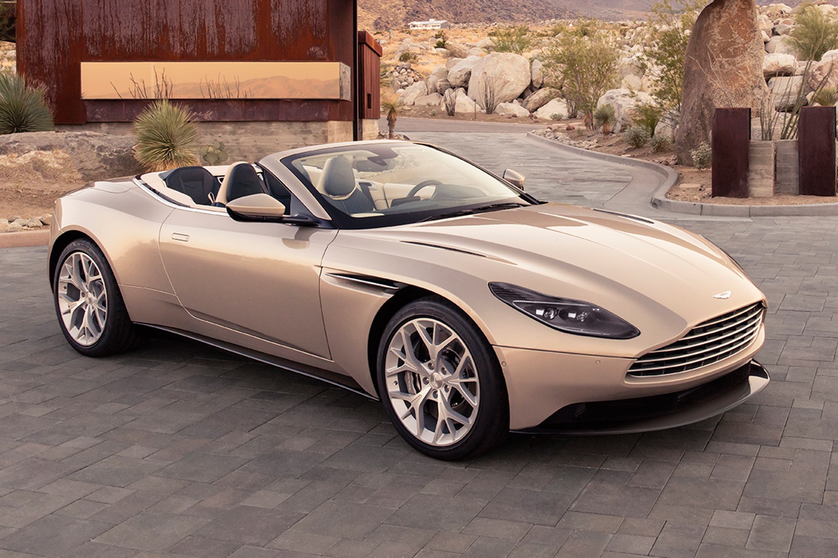 Aston martin db11 volante practicesilope