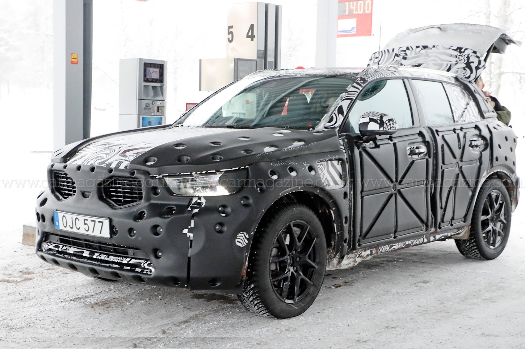 Volvo XC40 SUV spied: first peek at new crossovers 