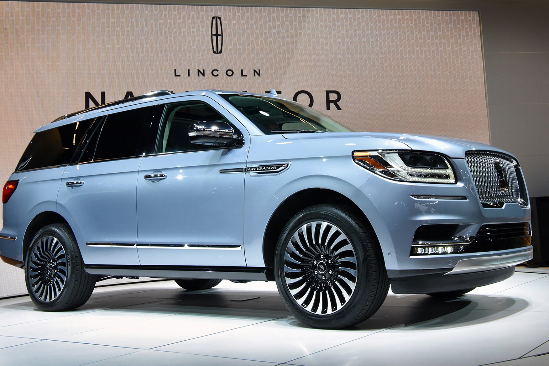 New Lincoln Navigator: Maxing Out The Luxury SUV Sector | CAR Magazine