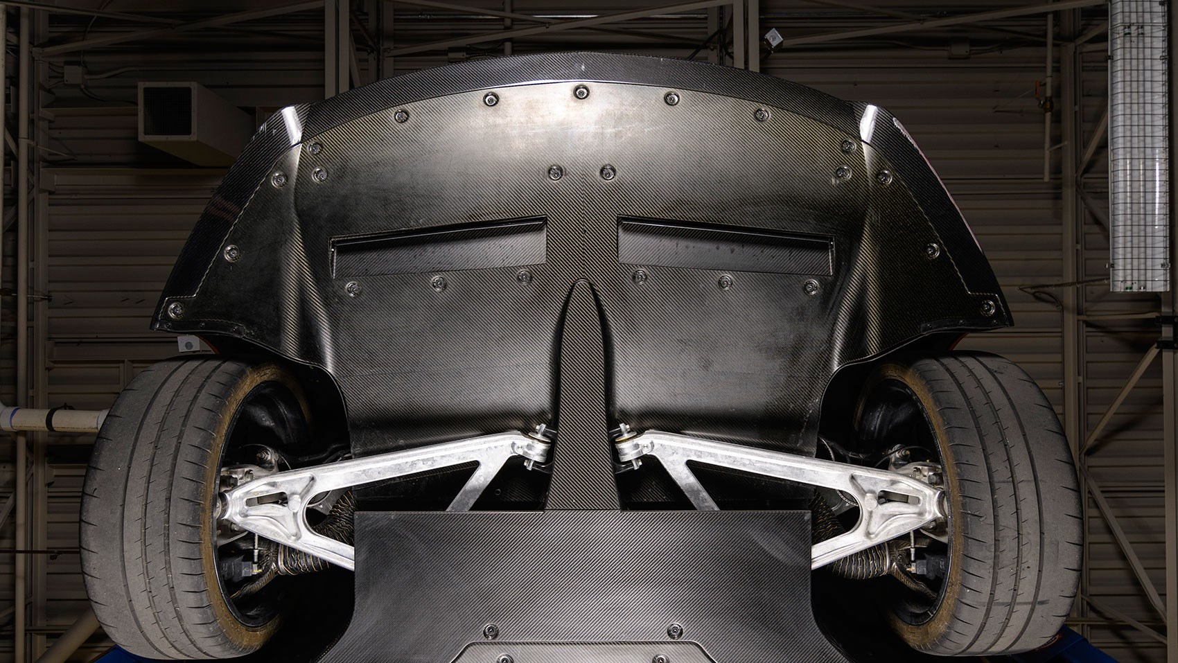Streamlined, flat underbody for Ford GT Streamlined, flat underbody for Ford GT