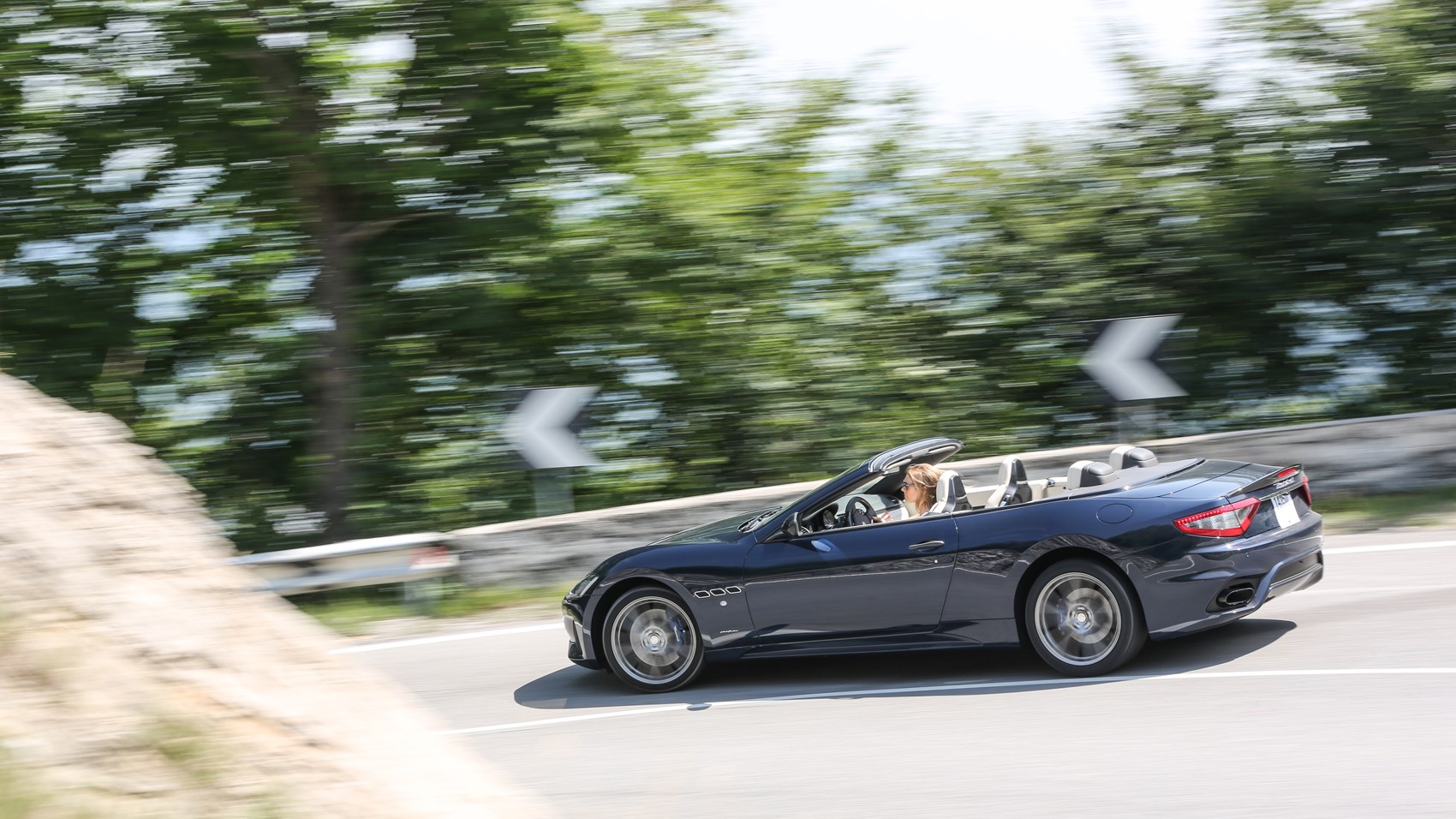 Maserati GranCabrio side panning