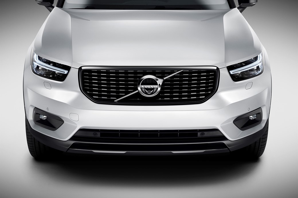 Volvo XC40'taki ticari marka Thor's Hammer farlar