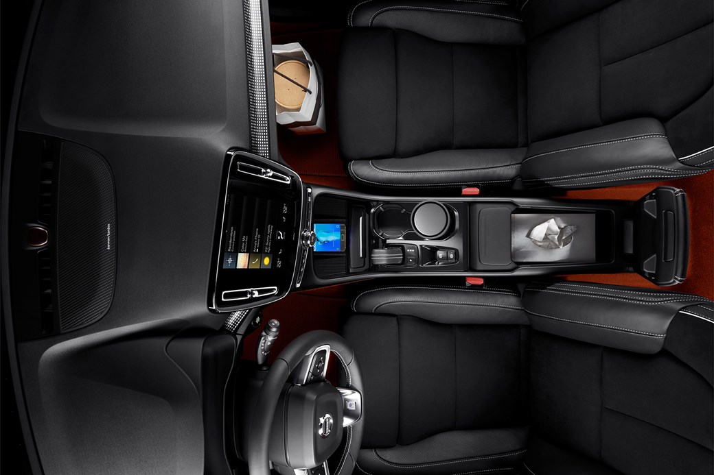 Volvo XC40'ın kabininin kuÅbakıÅı görünümü