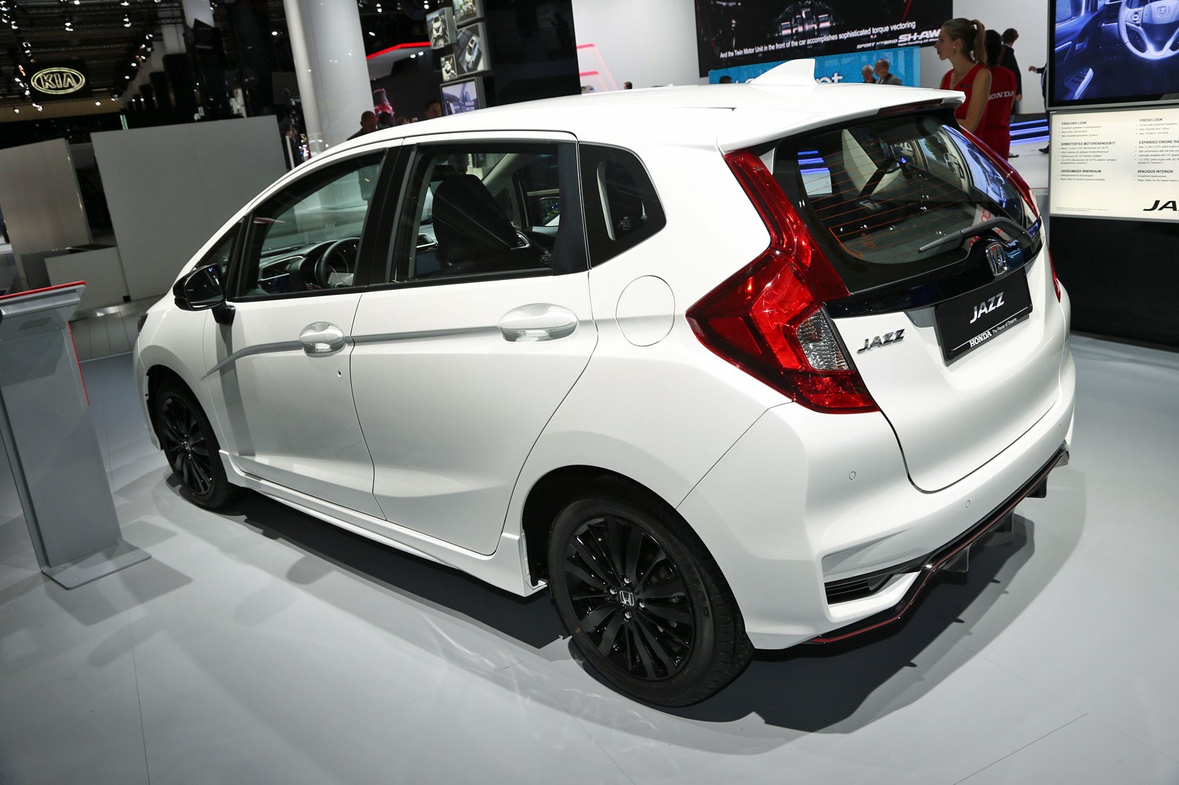 New Honda Jazz 18 Uk Prices For Facelifted Mini Civic Revealed Car Magazine