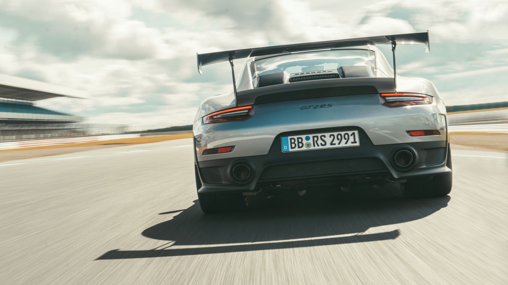 Rear wing on a 2018 Porsche GT2 RS: HUGE! Rear wing on a 2018 Porsche GT2 RS: HUGE!