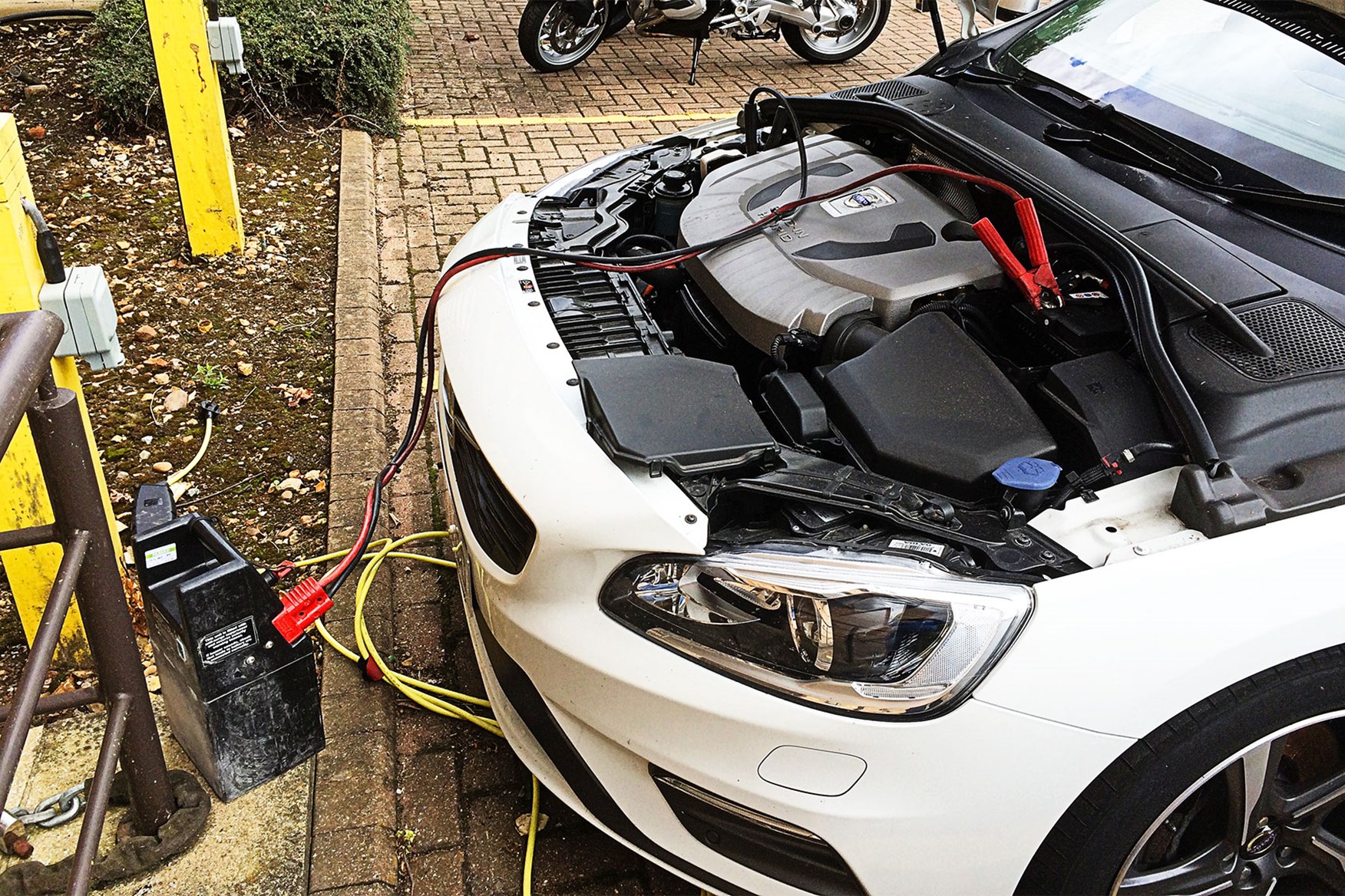 volvo v40 battery charging