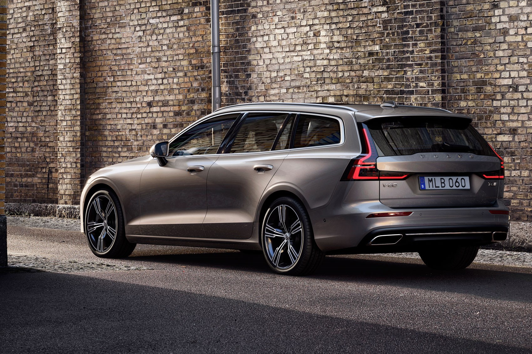 Volvo V60 estate (2018) interior, UK price and release