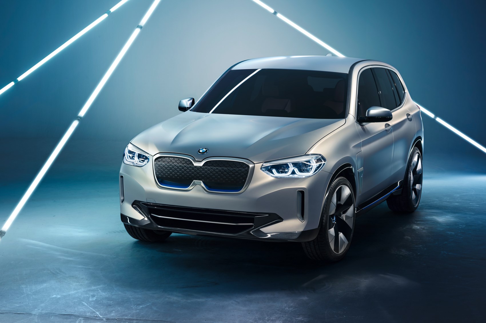 از جدید ترین خودروی برقی SUV بی ام و BMW iX3 رونمایی شد.