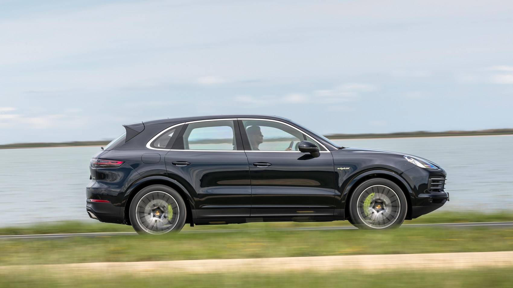 Porsche Cayenne e-Hybrid side pan