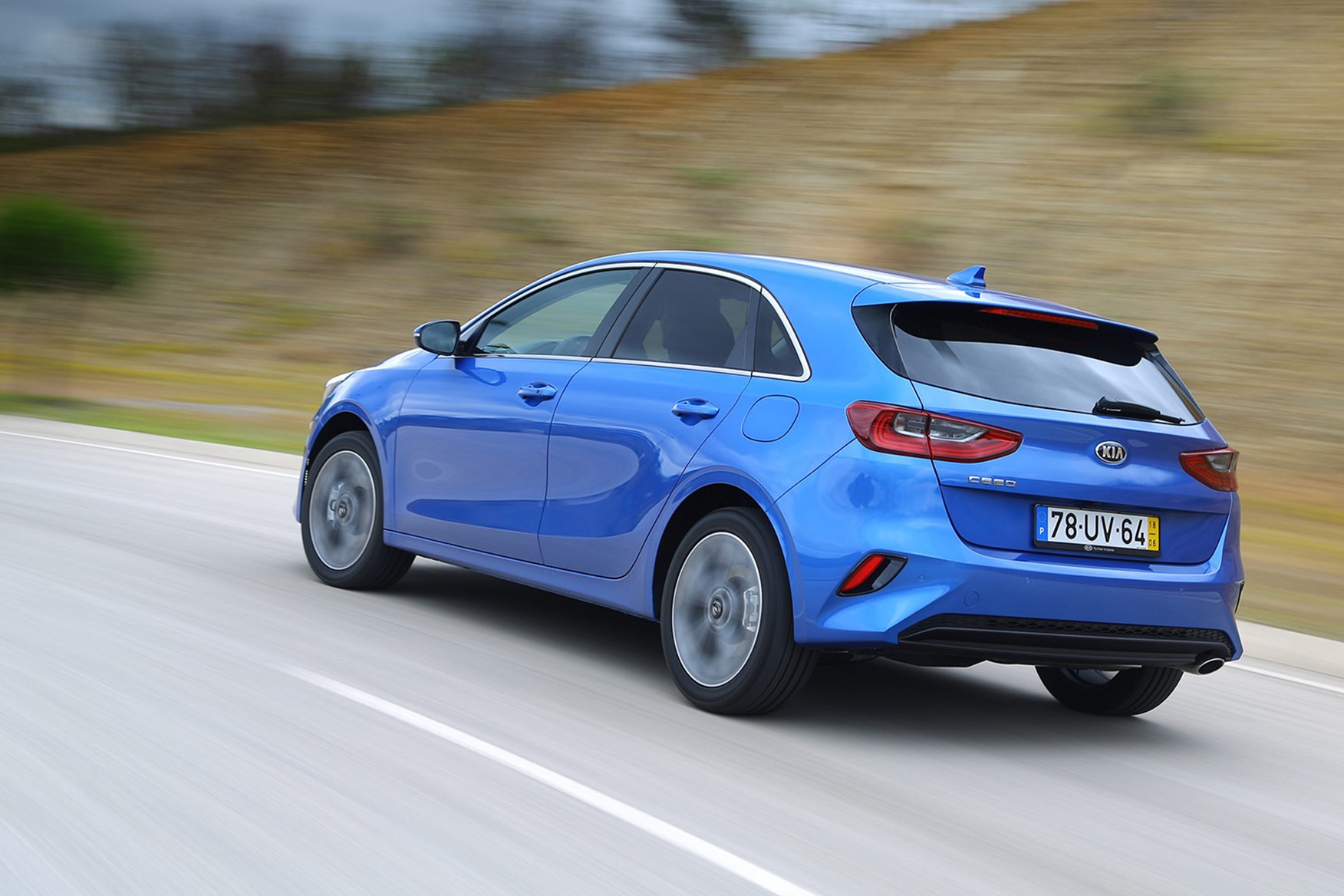 New Kia Ceed Review: Old-school Ergonomics Meets Cutting-edge Tech ...