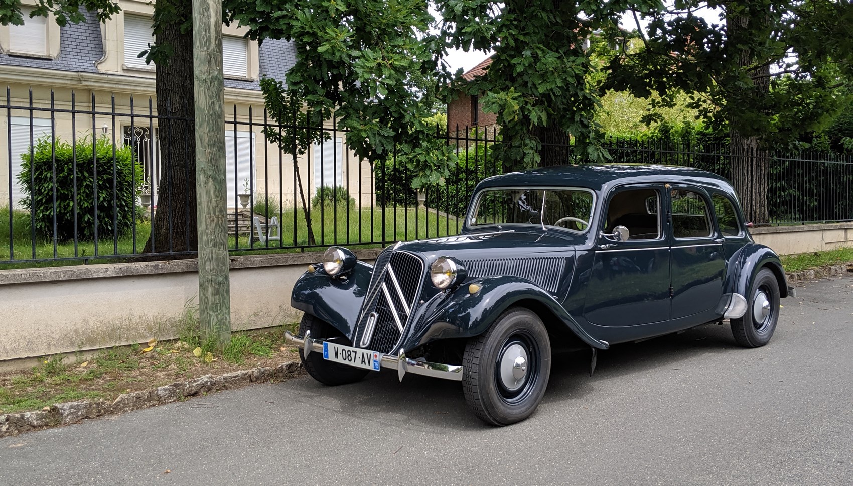 Driving The Classics Citroen Traction Avant Review Car Magazine