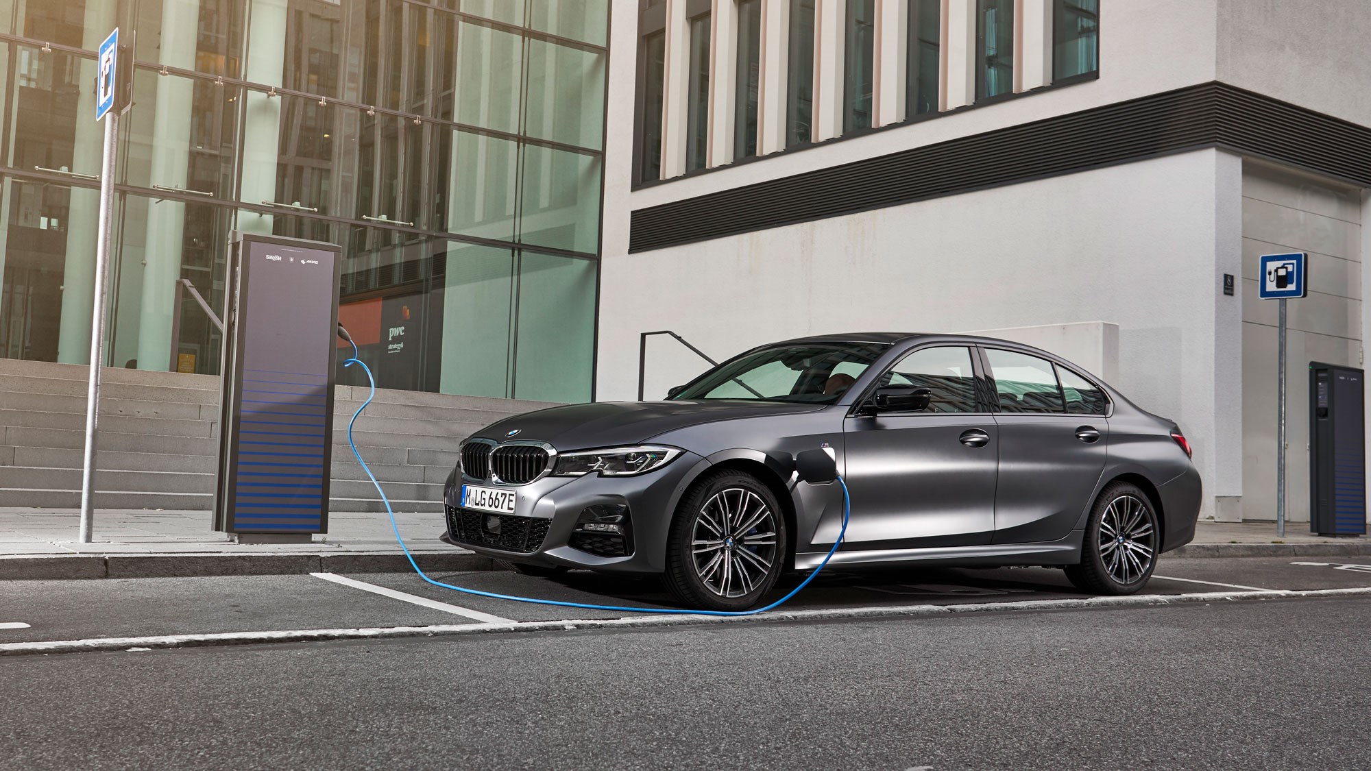 En team zakdoek bijeenkomst BMW 330e review: king of the PHEVs | CAR Magazine