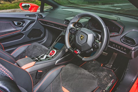 Huracan EVO Spyder interior