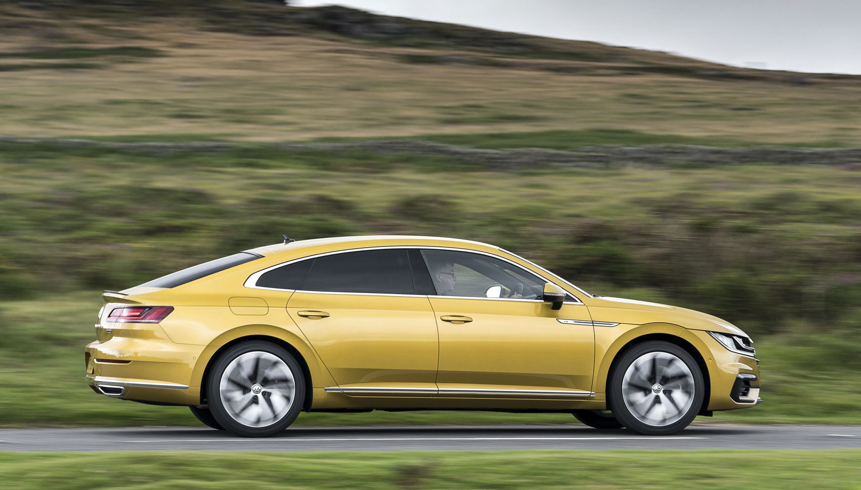VW Arteon side pan
