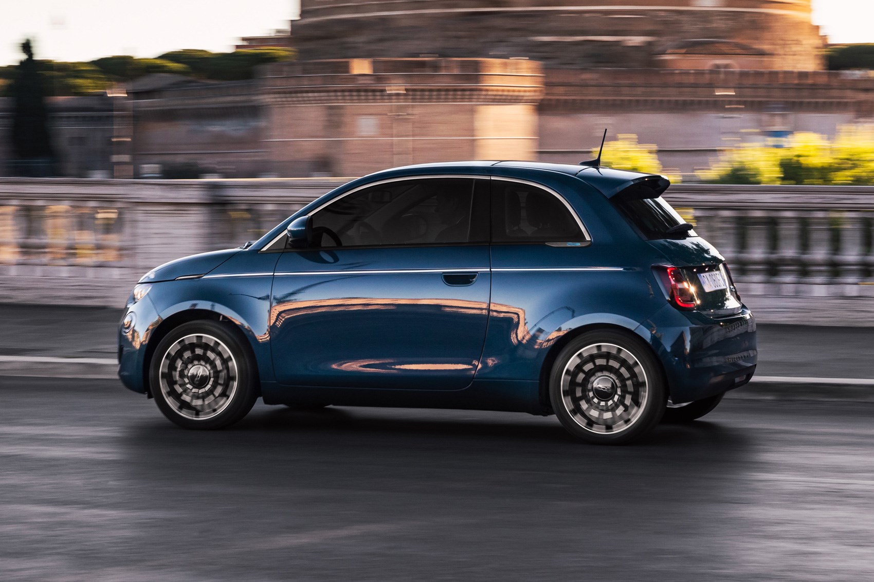 Fiat 500 Electric: fresh face for 2020's chic new EV | CAR ...