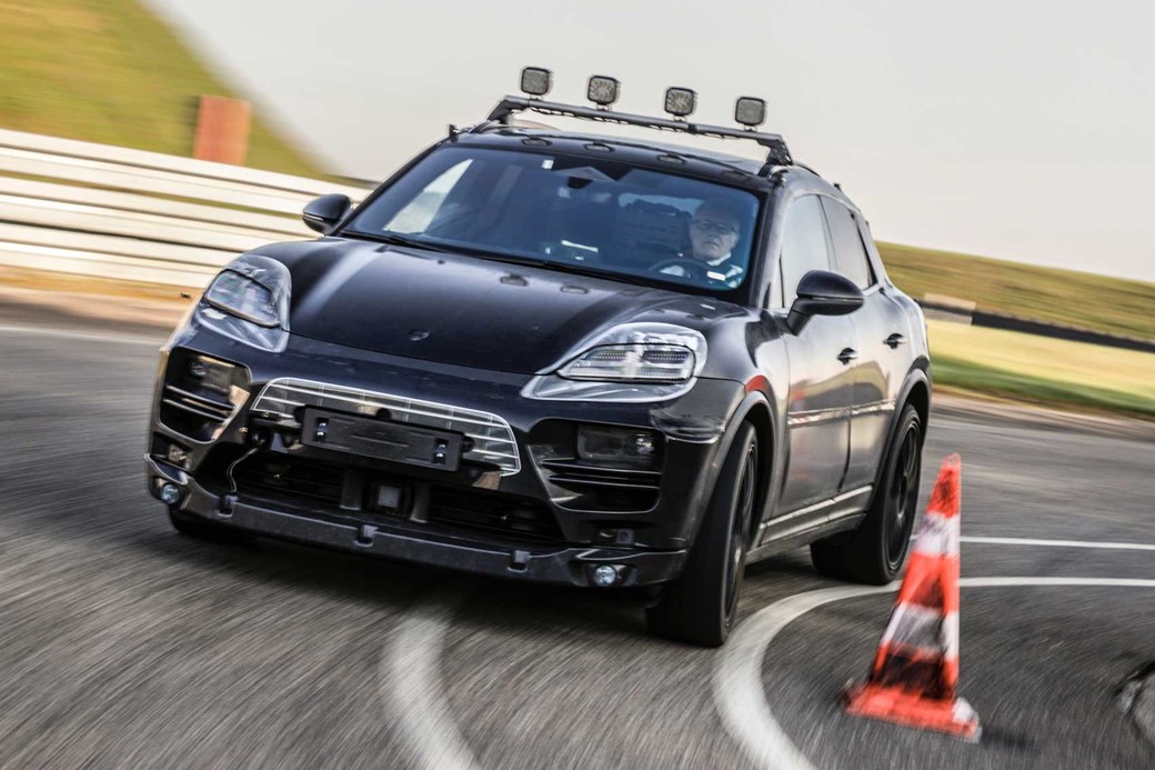 kútik porsche e-macan