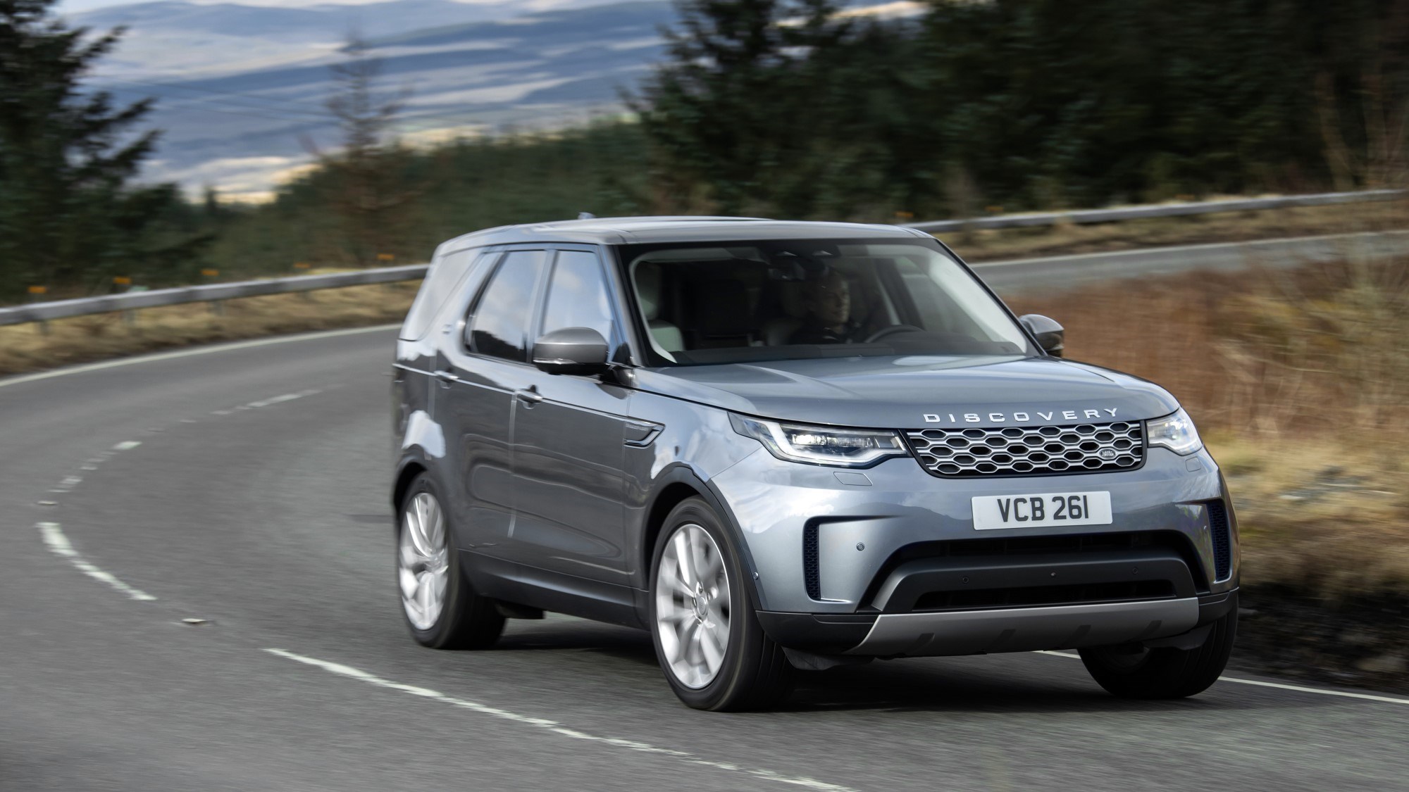 2021 Land Rover Discovery cornering 2021 Land Rover Discovery cornering