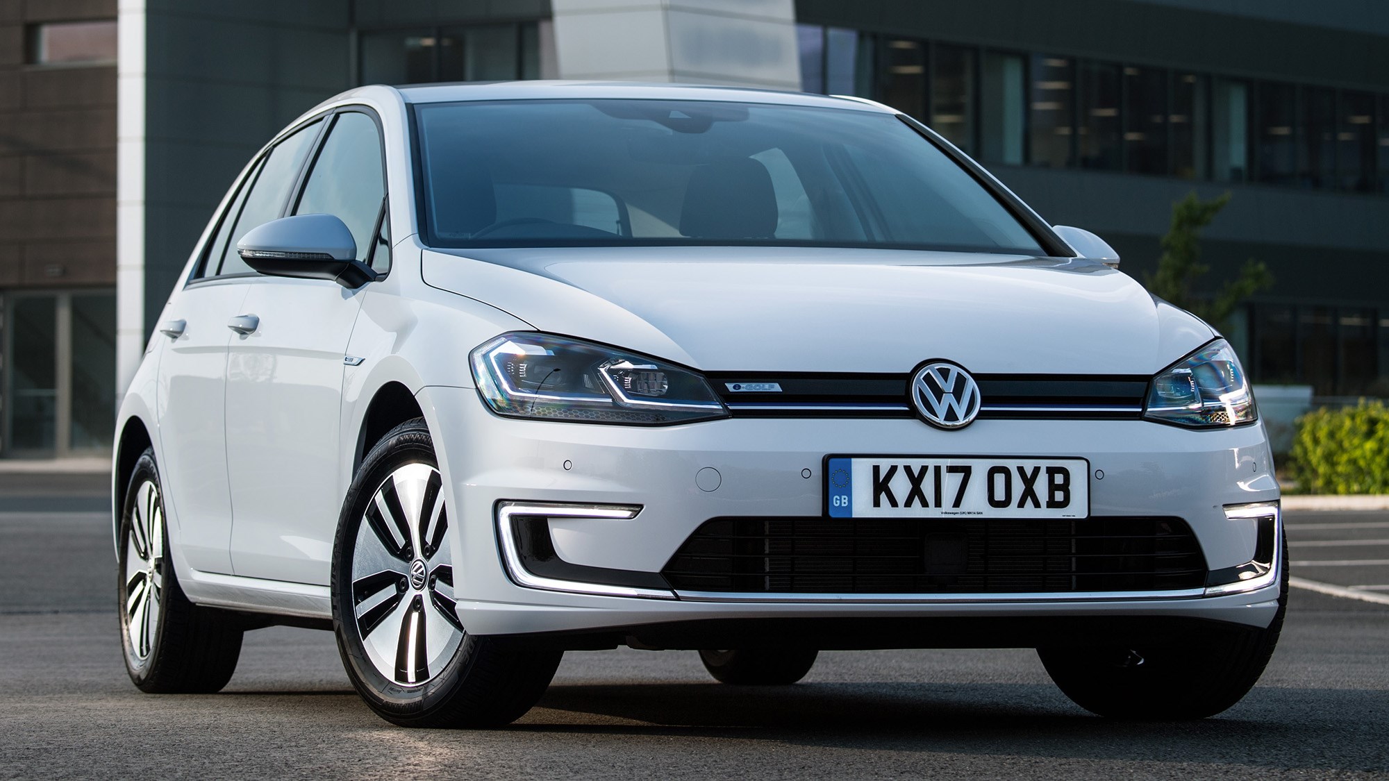 Terug kijken Surrey Permanent VW e-Golf (2022) Review | CAR Magazine