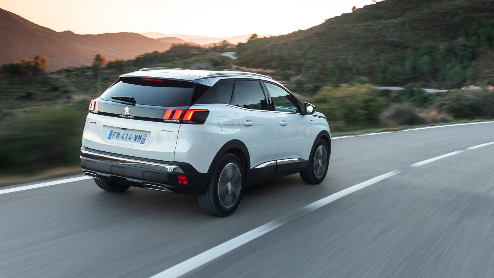3008 hybrid rear cornering