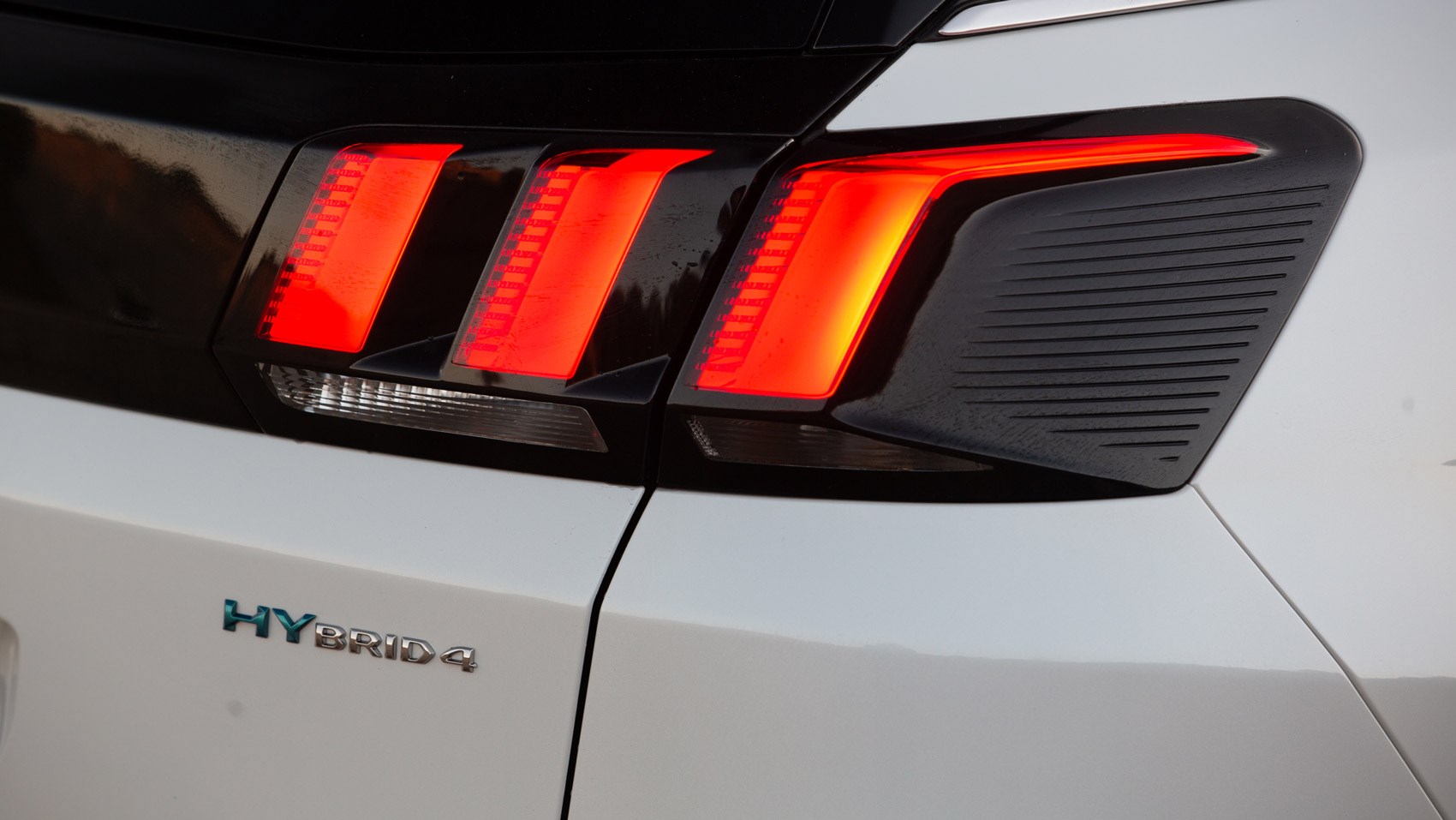 3008 hybrid badge