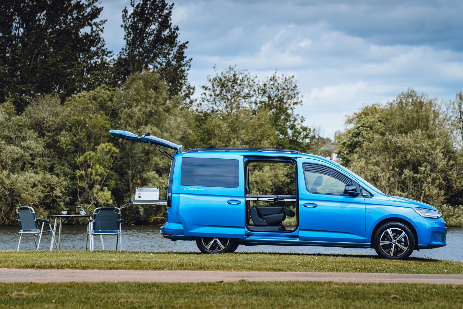 Volkswagen Caddy на пейзаже