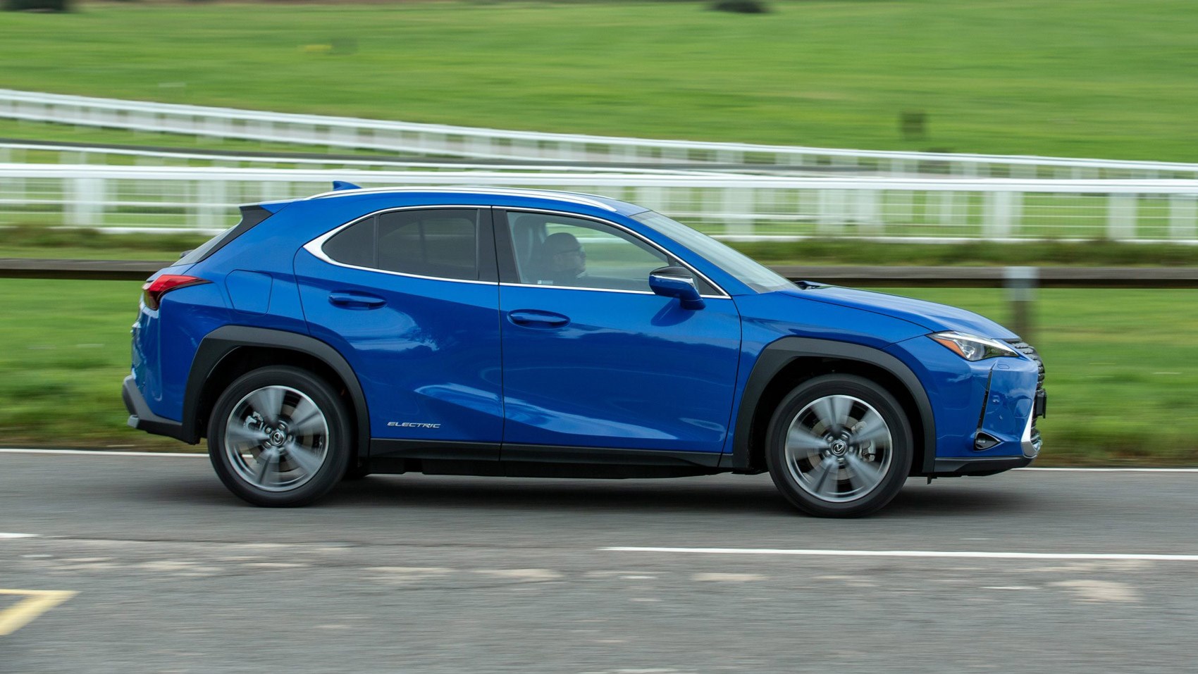 Lexus UX electric side pan