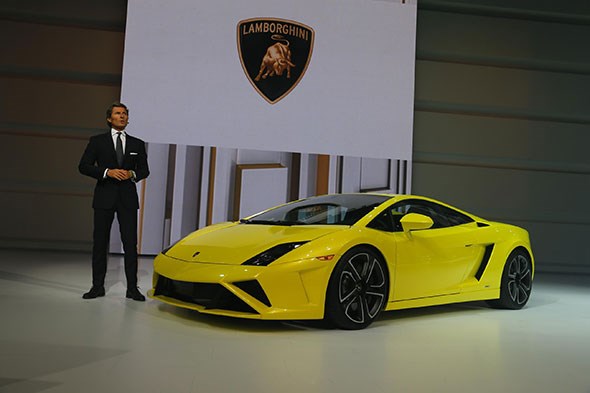 Lamborghini not unfamiliar with motor show flair: here the president unveils a hot Gallardo at the last Paris motor show