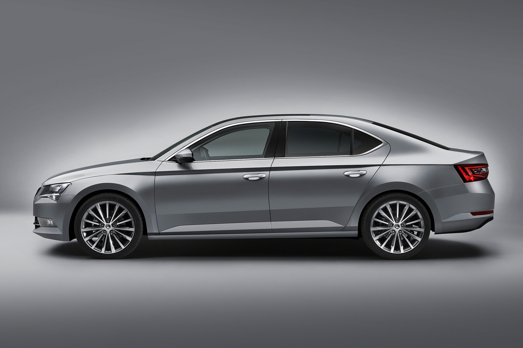 Skoda Superb unveiled (2015) and it's now a hatchback