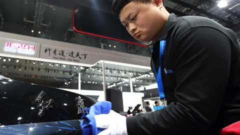 Hongqi staff polish a car (Getty)