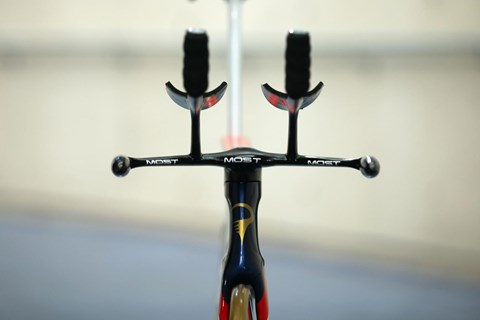 Handle bars on Bradley Wiggins Pinarello Bolide HR by Jaguar