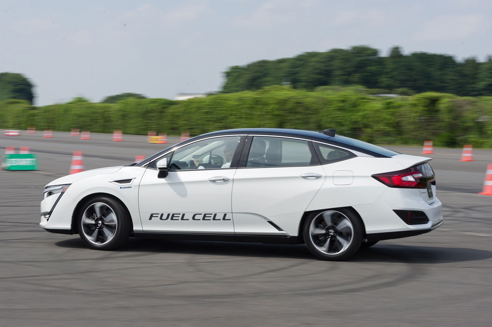 Honda Clarity fuel-cell uses hydrogen power