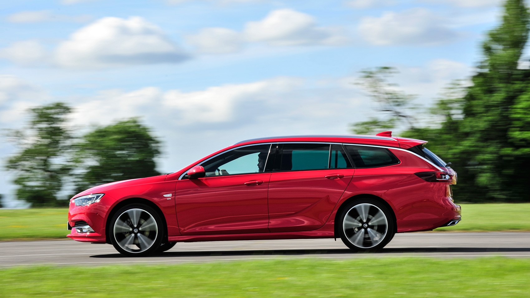 Vauxhall Insignia Sports Tourer side panning