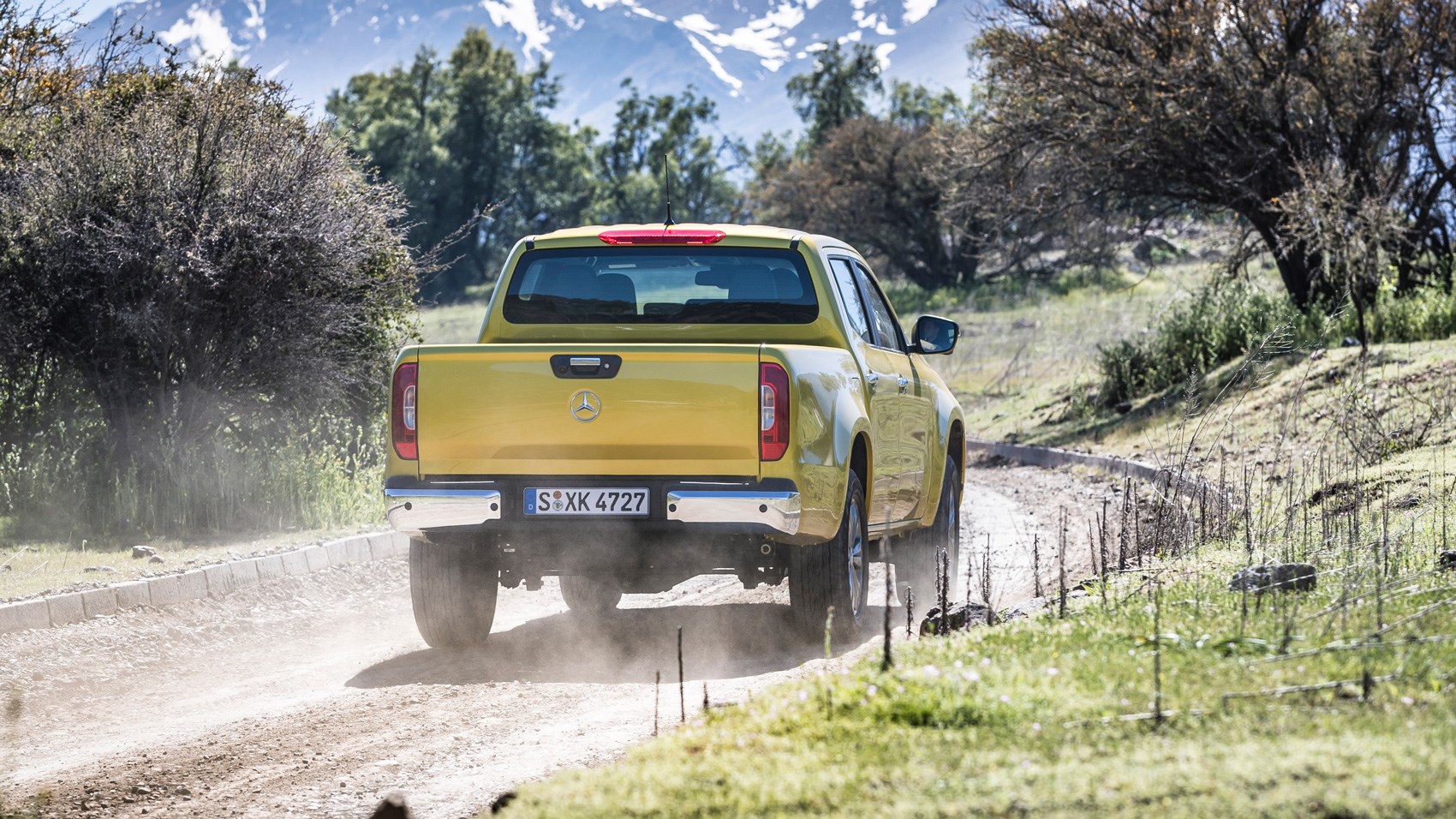 Mercedes X-Class yellow rear tracking