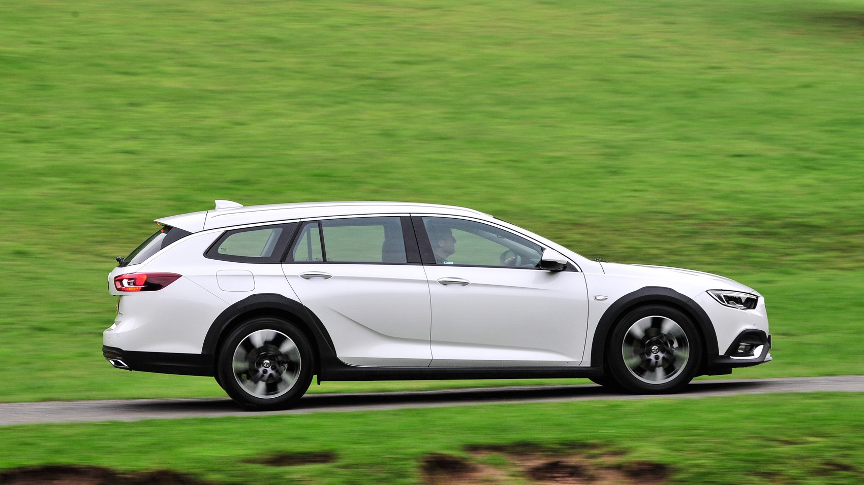 Vauxhall Insignia Country Tourer panning