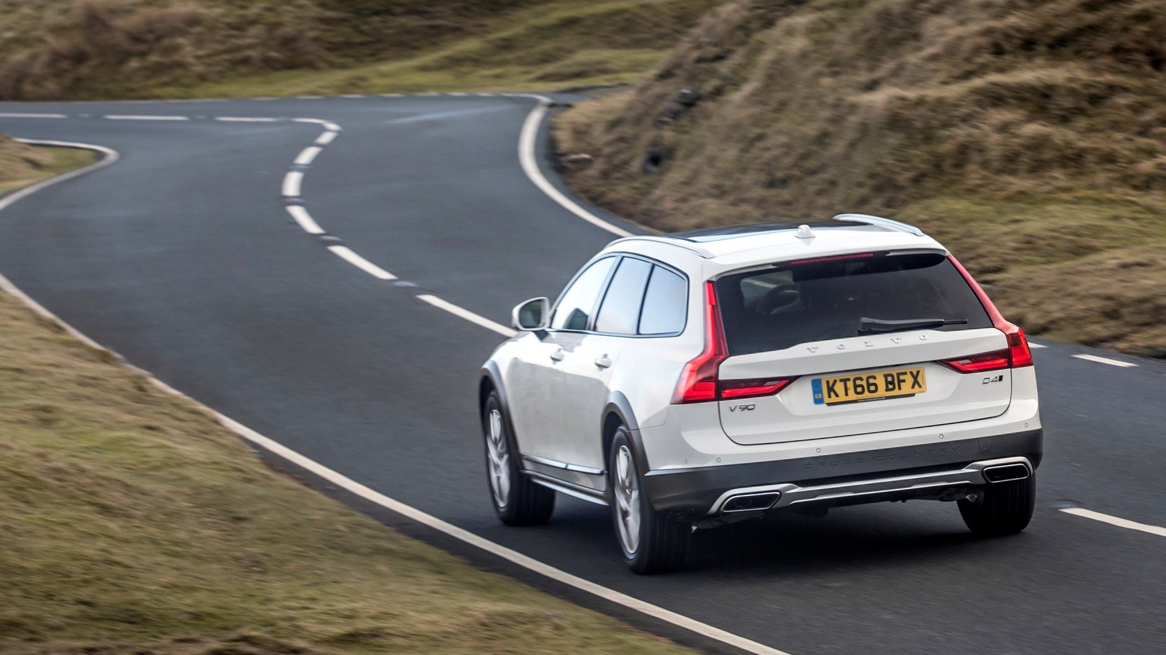 Volvo V90 Cross Country rear tracking