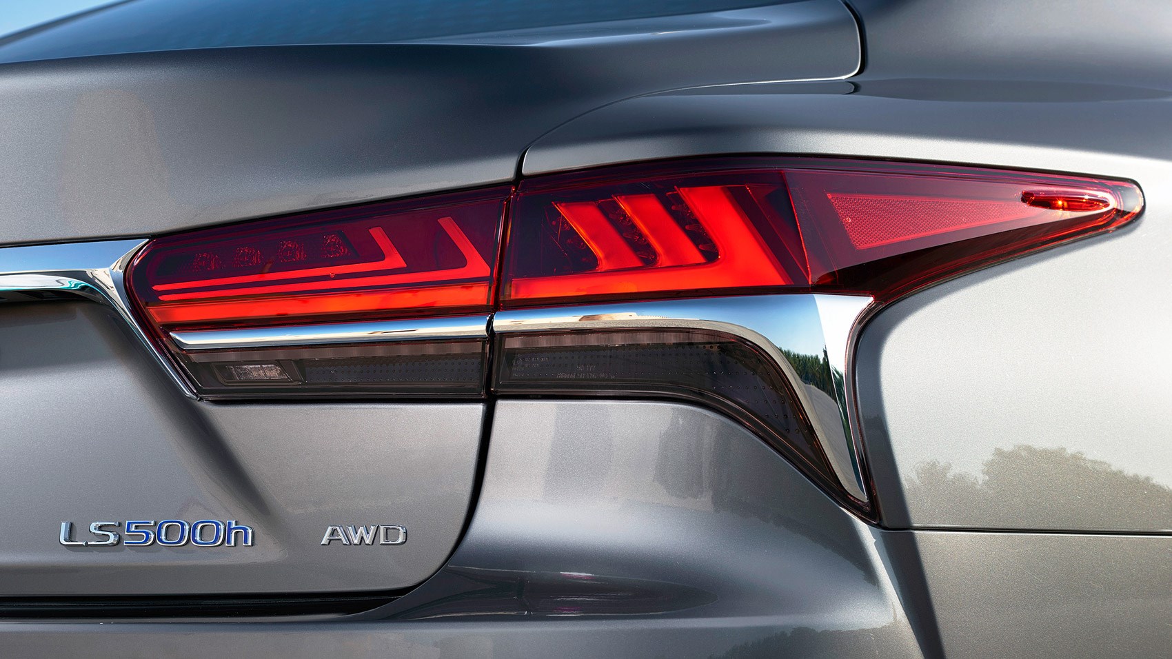 Lexus LS rear light detail