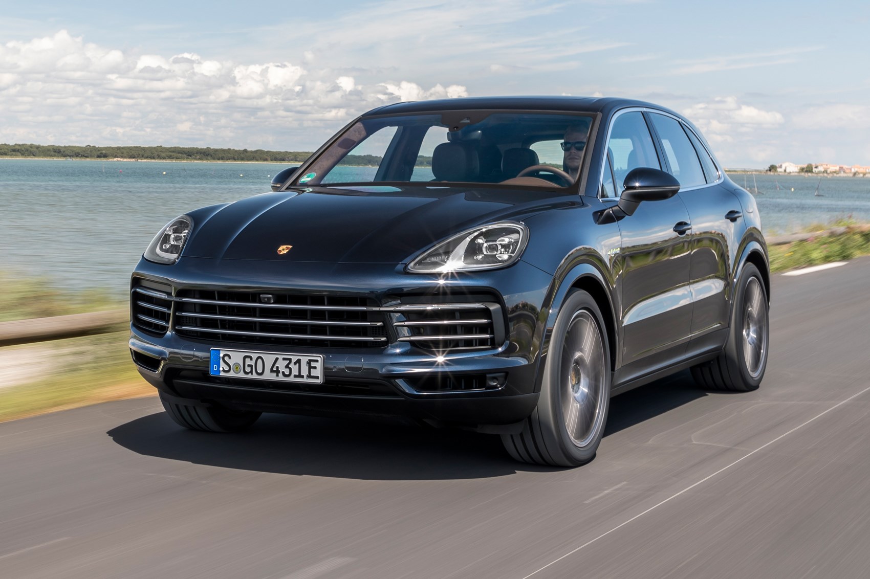 Zich voorstellen verkwistend Hectare Porsche Cayenne e-Hybrid (2018) SUV review: SUV plugs in | CAR Magazine