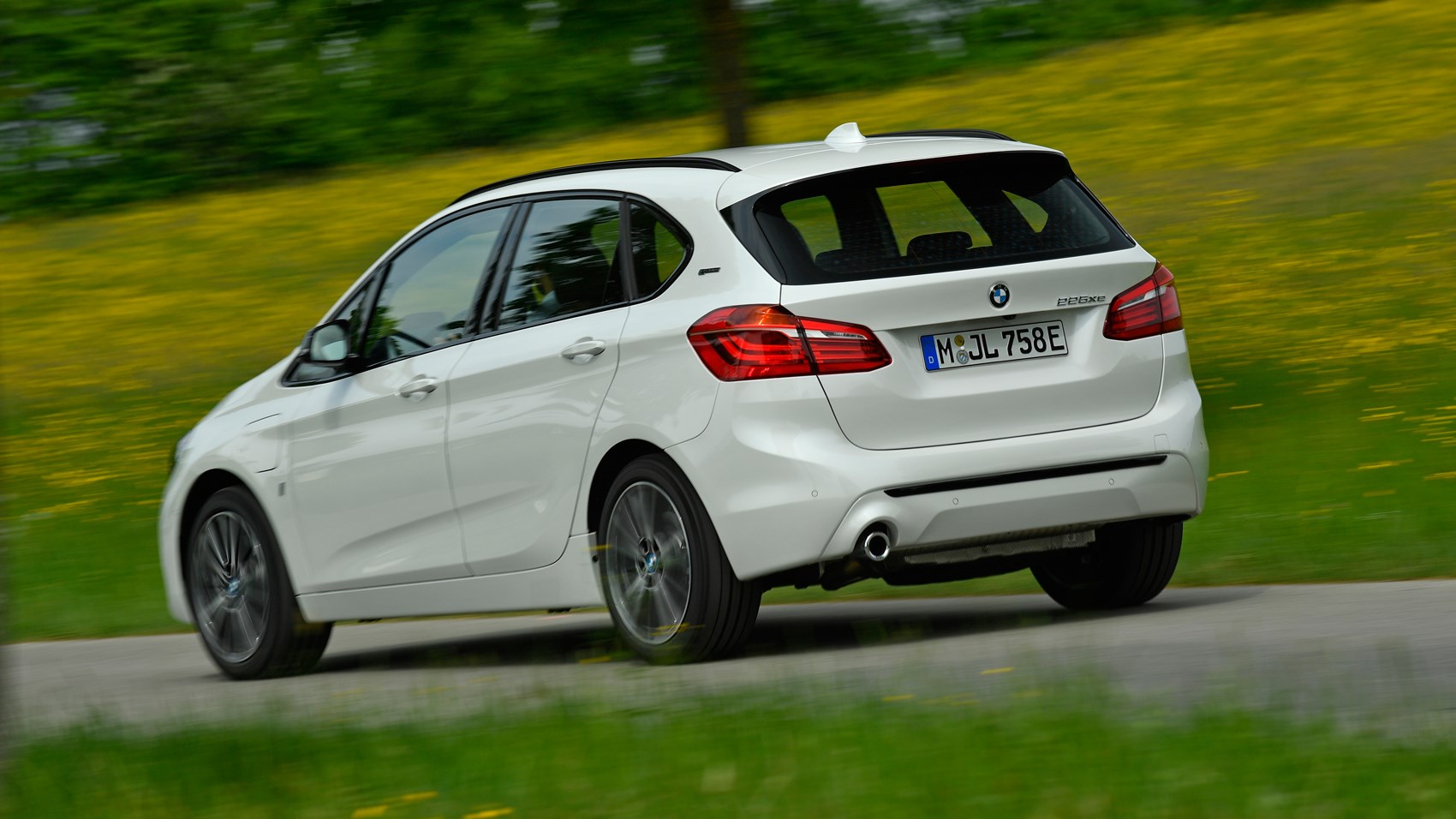 BMW 225xe rear tracking