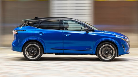 Nissan Qashqai (2025) side driving