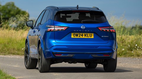 Nissan Qashqai (2025) top down rear driving