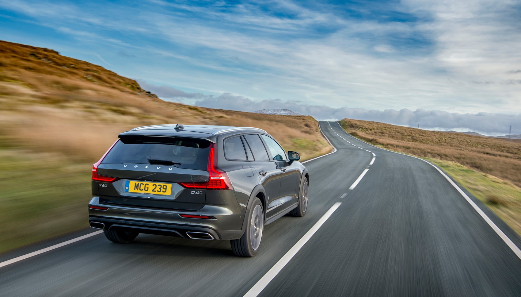 Volvo V60 Cross Country rear tracking
